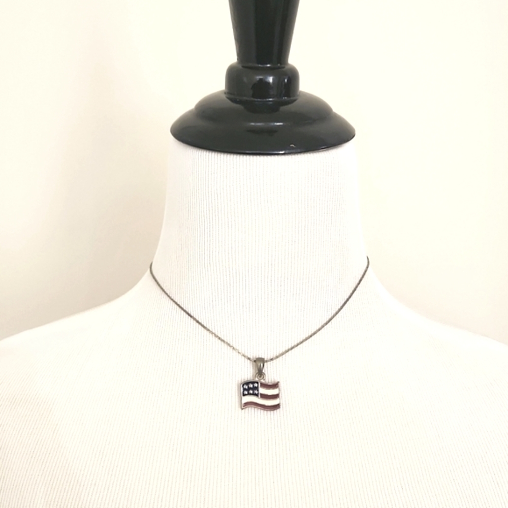 🔴NWOT Claire's Red/silver/blue flag necklace. One size.